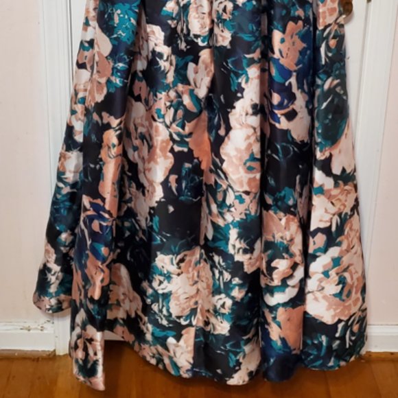 Adrianna Papell long gown - Picture 4 of 7